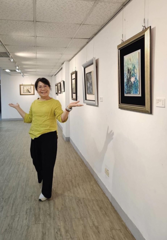 從畫筆轉插花  再重拾畫筆專研瓷板畫創作 黃詩閔舉辦花顏瓷語  瓷版畫創作展