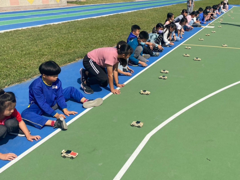 大葉大哥哥大姐姐，教文昌國小學童動手做太陽能車。（照片大葉提供）