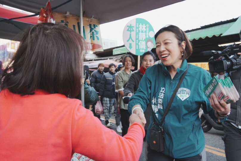 民進黨國務青應援團陪同立委林靜儀至沙鹿市場掃街  民眾反應熱烈