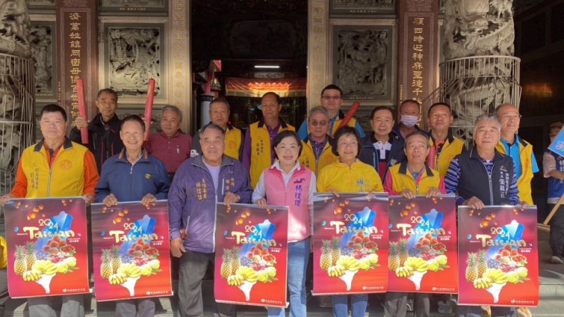 楊瓊瓔神岡發水果月曆人氣旺  2度追加到700本半小時發完