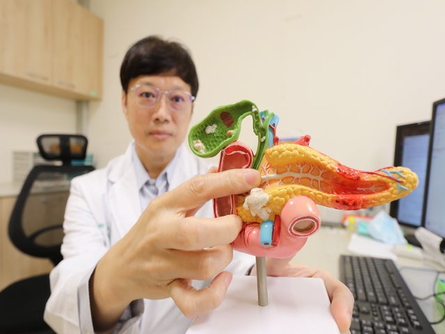 婦騎車自摔又無故打人  被誤認「腦袋壞了」  結果是胰島素瘤惹禍