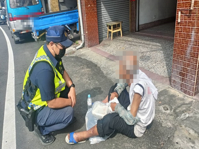 太平老翁山區健行跌倒路旁  警巡邏見狀急難救助