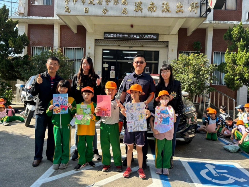 90名萌童校外參訪派出所  親繪超有溫度注音文卡片融化阿sir心