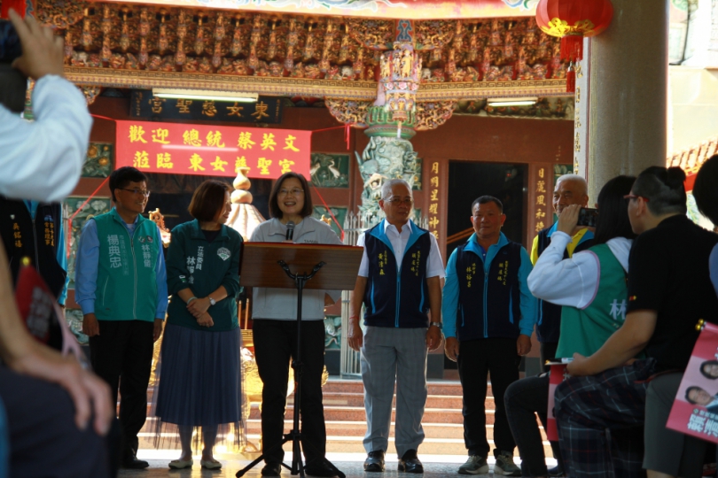 總統蔡英文與立法委員林靜儀前往烏日東女慈聖宮參拜  現場民眾熱情高喊加油、凍蒜