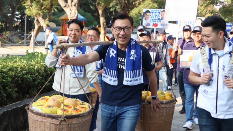 「一肩扛起、負重前行」迎向幸福城  立委江啟臣扛扁擔登記  力拚四連霸
