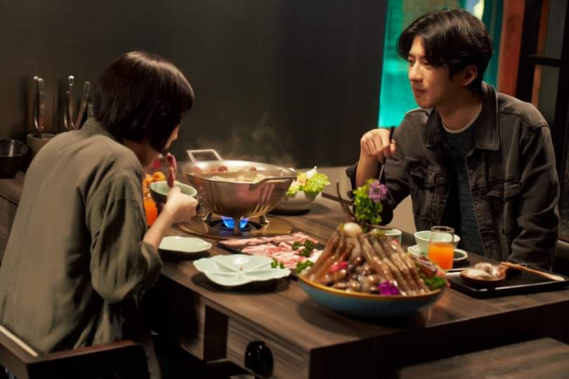 《美食無間》祭麻辣鍋掀高潮 殺手、警察關係將曝光 相親對象只顧拍照！傅孟柏坦言也是「手機先吃」百張美食照