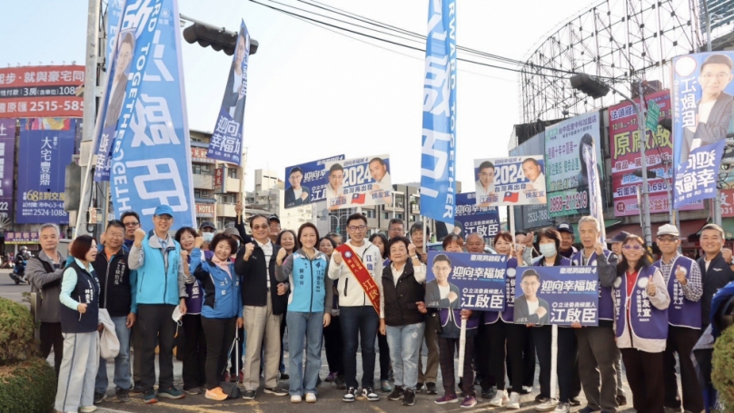 不忘初心，努力前行！登記隔日  立委江啟臣全家出動路口拜票