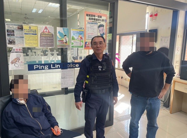 老翁騎車訪友返家疑低血壓跌倒  太平警眼尖發現助脫困