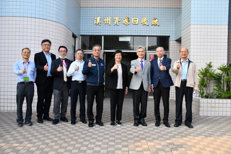 環境部長薛富盛（右3）視察溪州焚化廠。（照片縣府提供）