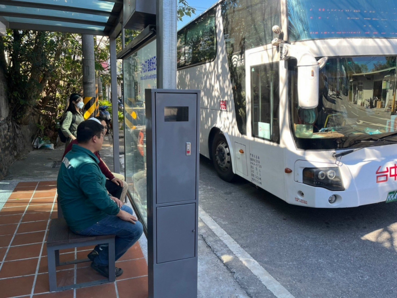 台中市議員施志昌和里長廖嘉佐爭取大甲中正紀念館前設候車亭竣工  民眾等公車不再受氣候不良所困擾