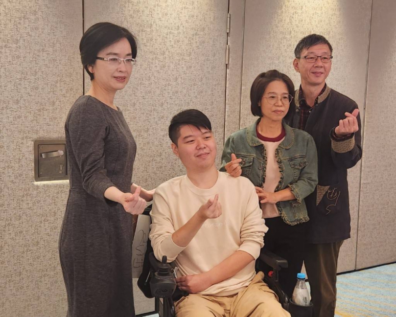 昔日舉筷5分鐘就沒力  今日20分鐘獨自完食一餐  罕病SMA熱血男感謝健保與中國附醫團隊