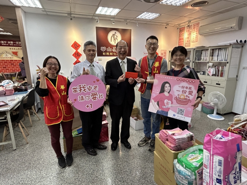 「愛心惜福義賣」所得，法務部署長黃玉垣（左3）和分署長郭景銘（左2）代表贈給華山天使站。（照片分署提供）