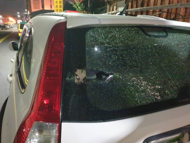 陳姓男子精神不爽持鐮刀沿路毀損路旁七輛汽機車被送辦