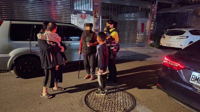 10歲男童攜2歲幼妹負氣離家迷路  霧峰暖警沿途尋家助團圓
