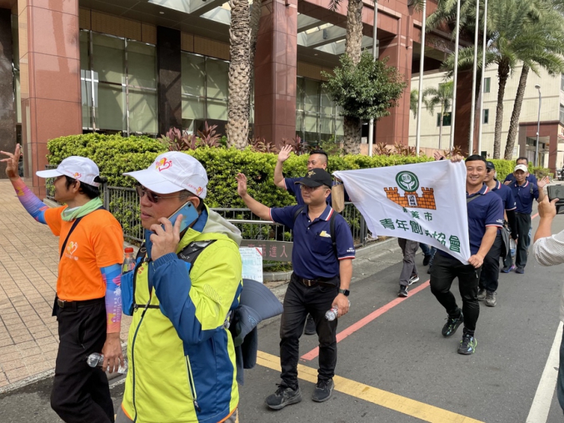 第二屆公益愛行腳徒步環寶島抵達嘉市  腦麻兒圓夢築家  列聯合募款計畫  獲贈四十萬三千元