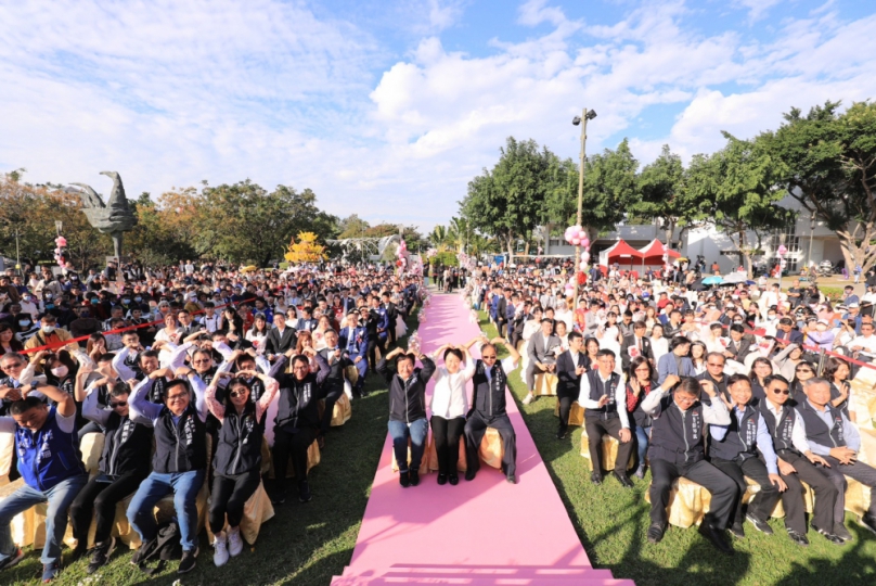 中市88對新人葫蘆墩公園甜蜜完婚   市長盧秀燕送溫暖祝福