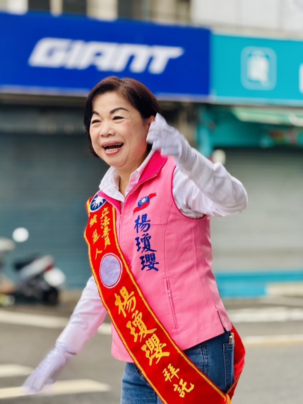 立委楊瓊瓔偕同台中市議員陳本添站路口拜票