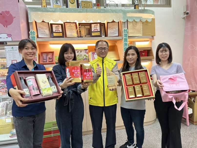 大安區農會金磚米典藏禮盒、飛天豬酸菜白肉鍋、原味肉鬆禮盒及產銷履歷大安好禮獲選2023農會百大精品