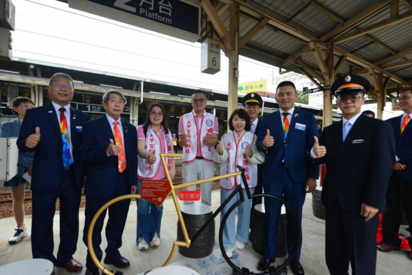 大甲火車站增添特色造型候車椅  為乘客帶來一絲文化藝術風采