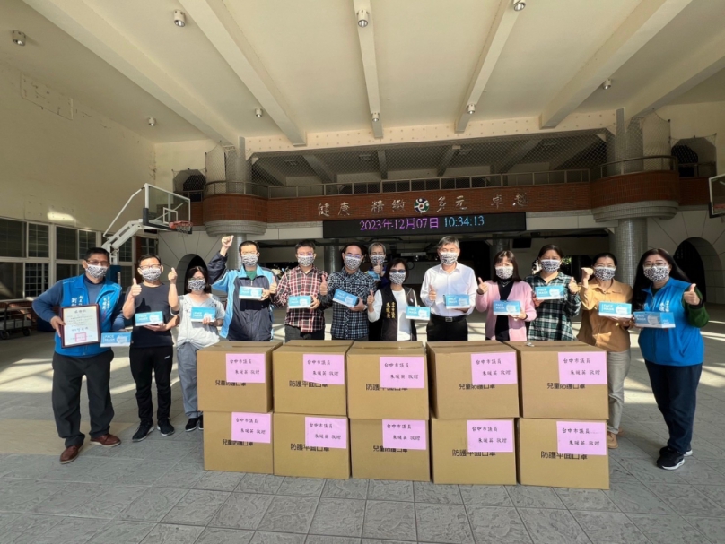 嚴防呼吸道疾病流行  議員朱暖英捐贈6萬只口罩  協助校園自主防疫  有備無患