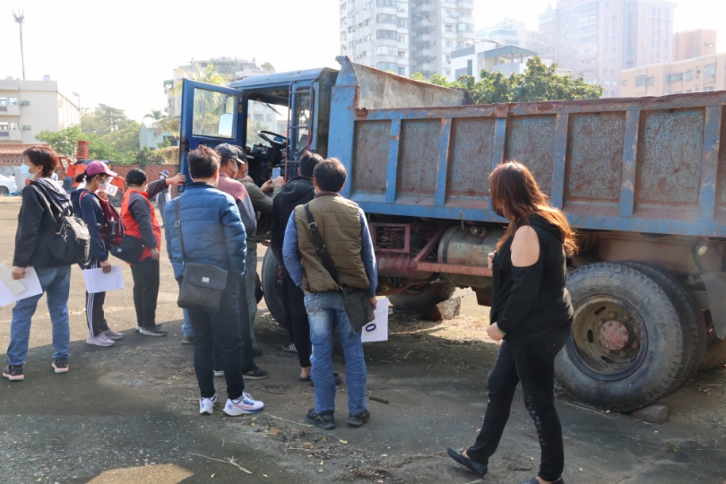 執行署嘉義分署拍賣刑案沒收車輛  25組人搶標　大型曳引車及拖車最熱門60萬元賣出　　