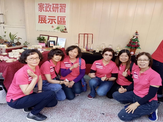 大里農會家政推廣教育暨綠色照顧成果展  績優志工、家政班頒獎  作品展示琳瑯滿目