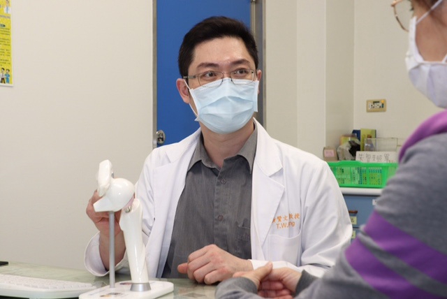 罹患罕見懷孕期間髖關節壞死  微創置換讓新手媽媽樂享天倫