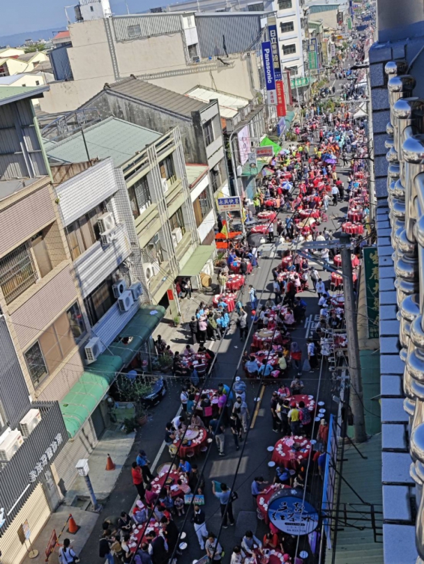 「永靖謝平安家年華」封街搓湯圓，蔚為奇觀。（照片成美提供）
