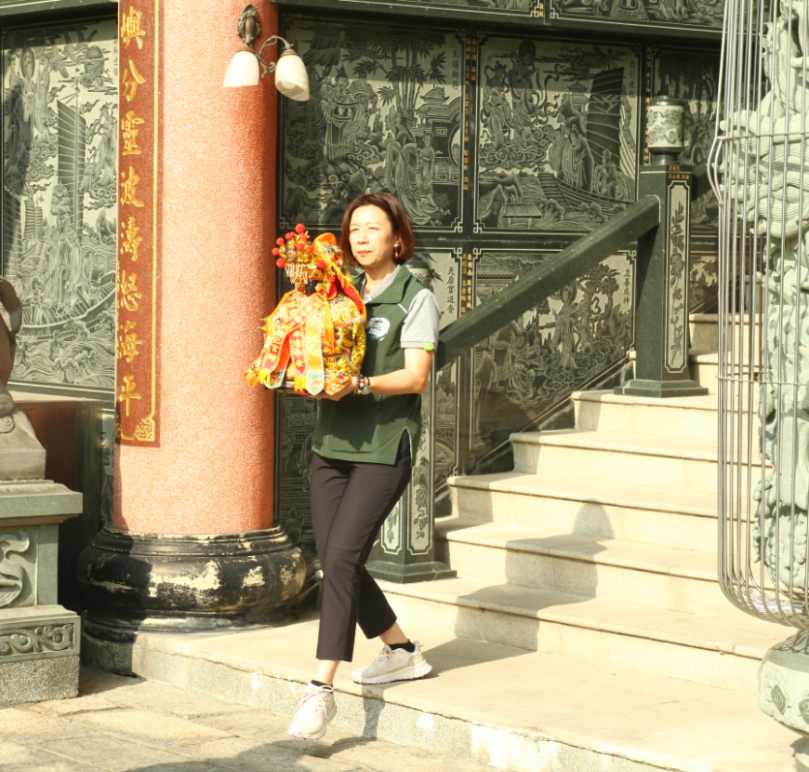 立委林靜儀恭迎媽祖回總部庇祐