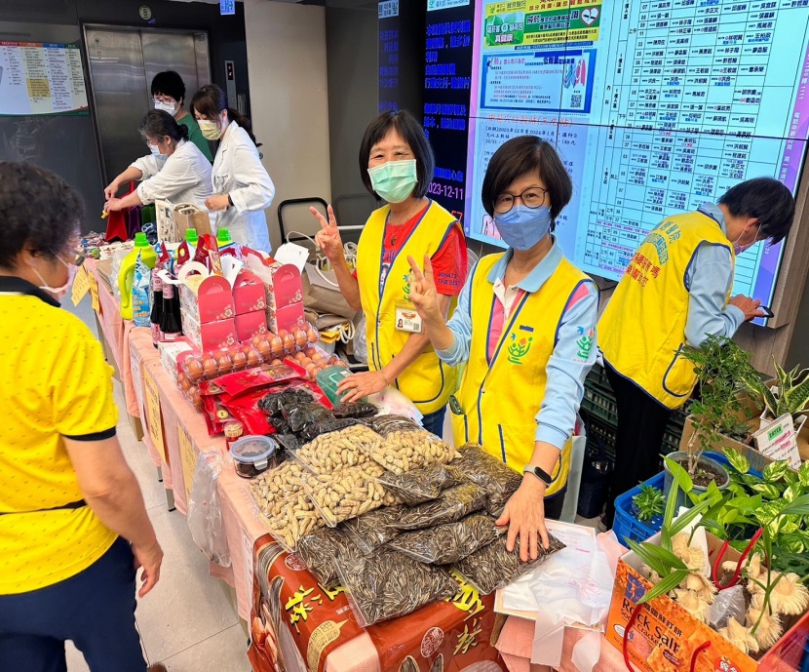 豐原醫院暖冬義賣  開心撈寶服務獨居老人