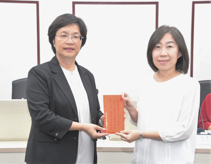 都市公園無障礙考評，彰化獲「城鎮型」優等，王縣長獎，城觀處長代表受獎。（照片縣府提供）