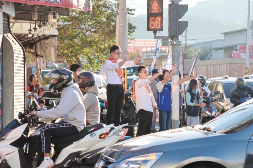選戰倒數一個月 「大、小」江啟臣合體拜票  台北市議員詹為元回到故鄉豐原力挺江啟臣