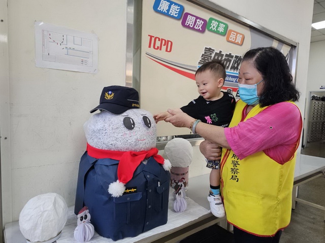 超吸睛！烏日派出所出現「環保兼創意」聖誕老公公  洽公民眾：超有才