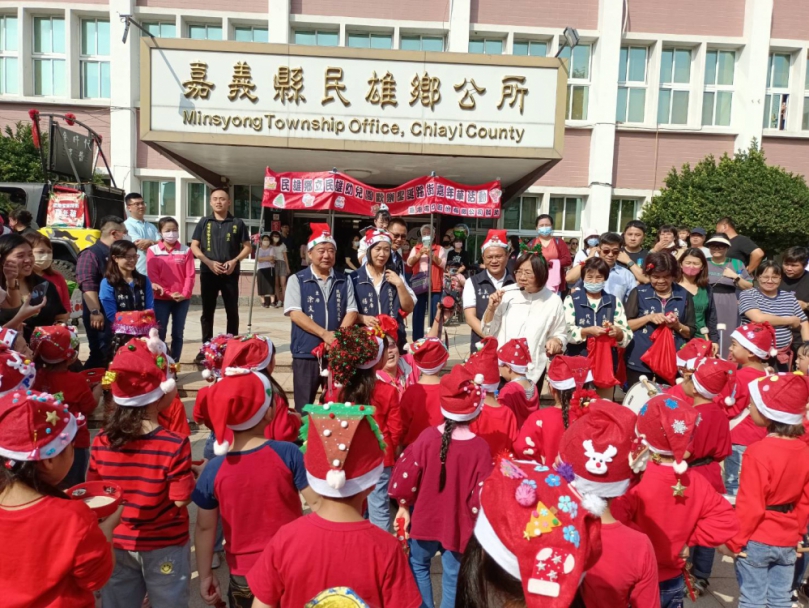 民雄鄉立幼兒園歡樂聖誕踩街嘉年華 林于玲鄉長與涂文生主席偕同聖誕老公公  發送象徵祝福的糖果  將氣氛整個嗨到最高點