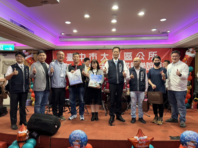 台中市大甲區公所歲未聯歡晚會  穿插表揚、摸彩、表演歌舞  場面十分隆重熱鬧