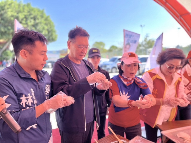 林家興與趙少康端政策牛肉  高呼「包水餃不包工程」