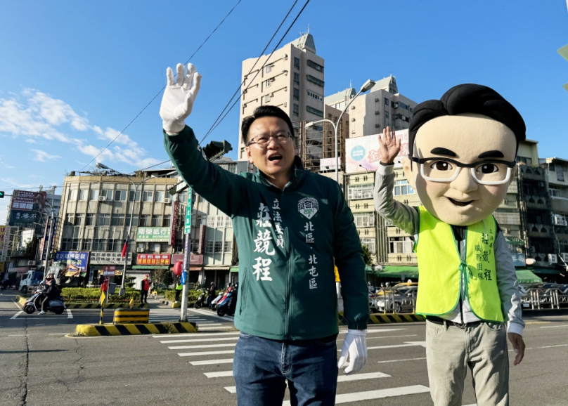 加深選民印象  尋求連任的民進黨台中市北北屯區立委莊競程與Q版大頭娃娃站路口拜票  成功吸引過往民眾目光
