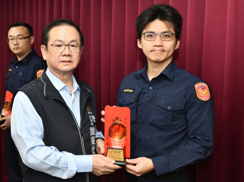 周明儀搶救勒頸輕生男  副局長魏慶賢表揚稱譽