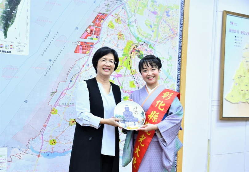 觀光親善大使，日本演歌女王「飛鳥奉美」拜會彰化縣府，王縣長送伴手禮。（照片縣府提供）