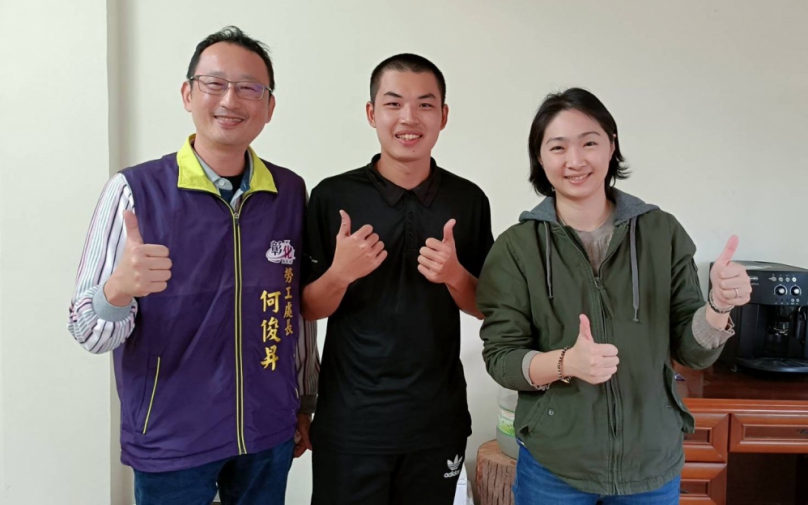 縣府勞工處長（左）關懷金牌國手洪慶桐就業動向。（照片縣府提供）