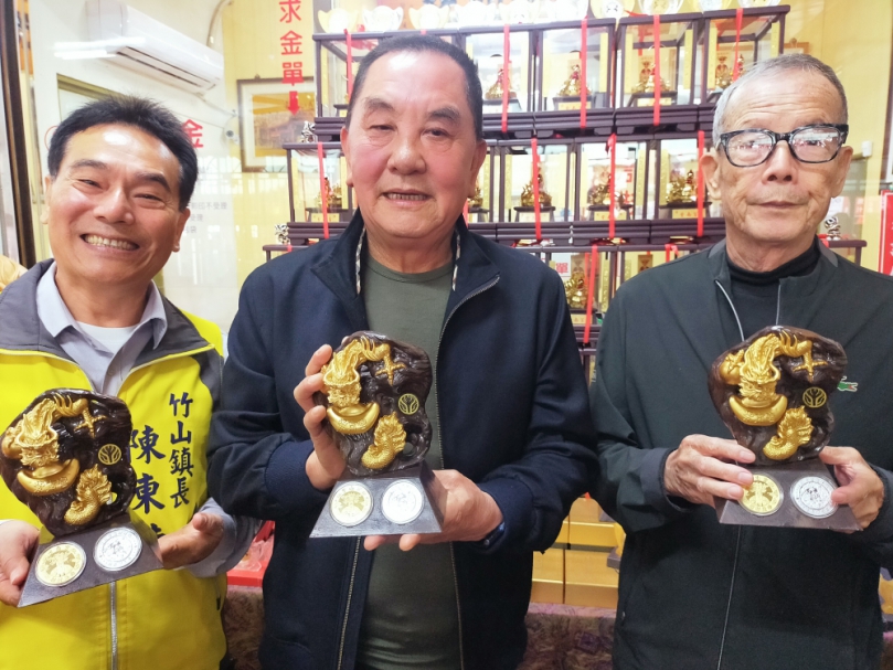 龍轉好運現祥瑞    事事如意永安康