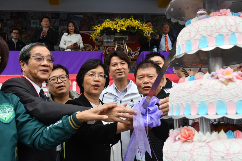 靜修國小70歲生日，考試院長黃榮村、王縣長與來賓合切蛋糕。（照片縣府提供）