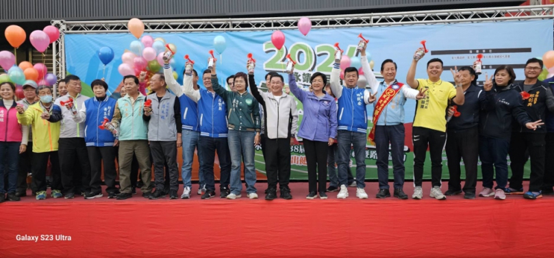 113年永靖鄉元旦路跑，王縣長、魏鄉長和陳立委等來賓鳴槍。（照片公所提供）
