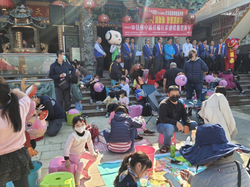 員林中區扶輪社「彩繪燈籠賀新年」比賽，百果山廣天宮廣場舉行。（照片記者周為政攝）