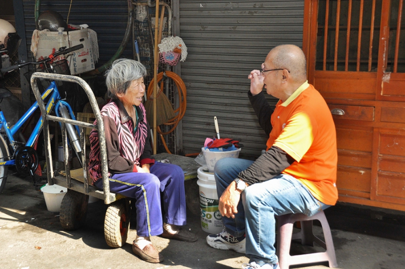 農曆春節前夕，彰基切膚之愛基金會探視孤老，78歲廖阿嬤露出開心笑容。（照片基金會提供）