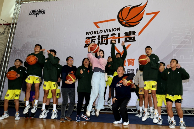 台灣世界展望會「籃海計畫」中彰四隊兒少暨大較勁尬球  王副縣長主持開球 感謝世展會集眾力以運動為孩子翻轉生命