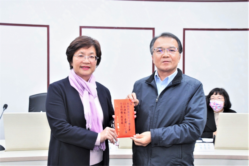 「112年運動i台灣」特優縣市」，彰化縣王縣長表揚教育處。（照片縣府提供）