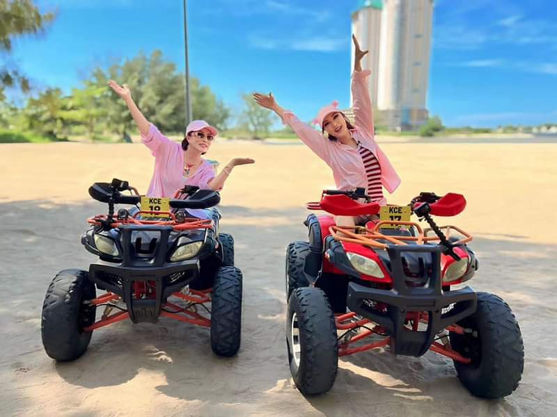 葉璦菱、利菁表姊妹瘋玩麻六甲 騎沙灘車飆車 葉璦菱曝是椰子控