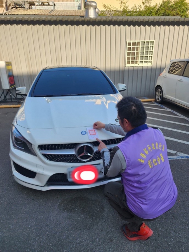 積欠30萬餘元罰款，法務部彰化分署查封賓士名車。（照片分署提供）