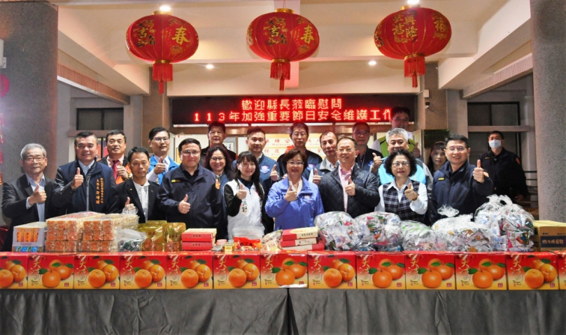 王縣長慰問執勤員警和協勤的民力。（照片縣府提供） 　